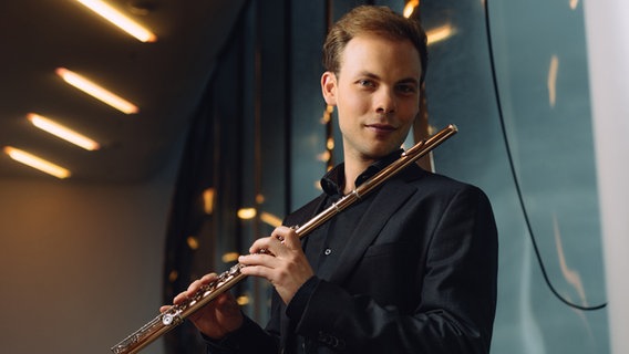 Moritz Schulte, Solo-Flötist des NDR Elbphilharmonie Orchesters © NDR, Jewgeni Roppel Foto: Jewgeni Roppel