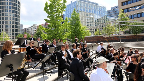 Bilder vom Dreh des NDR Elbphilharmonie Orchesters in der HafenCity mit Detlev Buck  Foto: Tobias Heimann