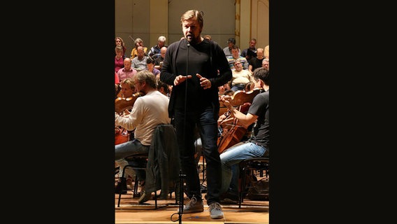Dimitry Ivashchenko (Bass) bei der Generalprobe des NDR Sinfonieorchesters zum "Freischütz" von Carl Maria von Weber  