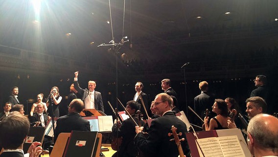 Thomas Hengelbrock zeigt dem Orchester bei der Opening Night an aufzustehen  