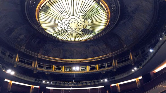 Aufnahme des kunstvollen Atriums im Theater des Champs Elysees in Paris  