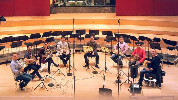 Acht Hornisten des NDR Sinfonieorchsters bei einer Aufnahme im Rolf-Liebermann-Studio.  