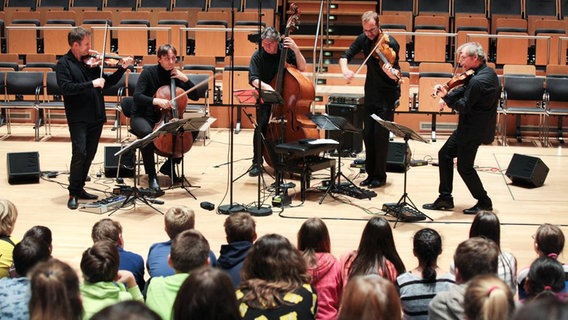 Streicher des NDR Sinfonieorchesters spielen im Rolf-Liebermann-Studio für Schüler.  