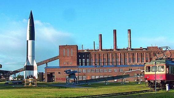 Das Historisch-Technische Museum in Peenemünde mit Rakete, Eisenbahn und Fabrik.  