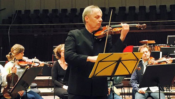 Roland Greutter (erste Violine) bei der Probe.  