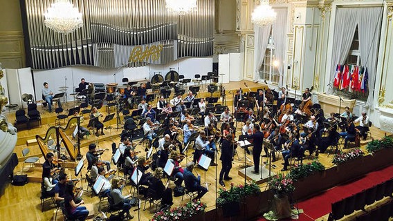 Das NDR Sinfonieorchester spielt auf der Bühne des Slovak Philharmonic Bratislava  