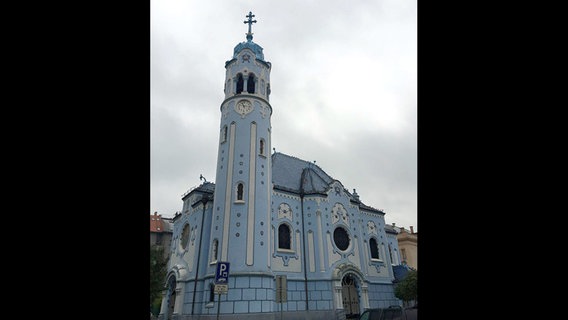 Eine blaue Kirche in Bratislava  
