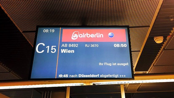 Am Gate C15 des Hamburger Flughafens wird ein Flug nach Wien angezeigt.  