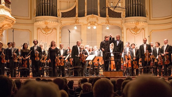 Esa-Pekka Salonen und Anders Hillborg heben auf der Bühne der Laeiszhalle gemeinsam die Arme hoch.  