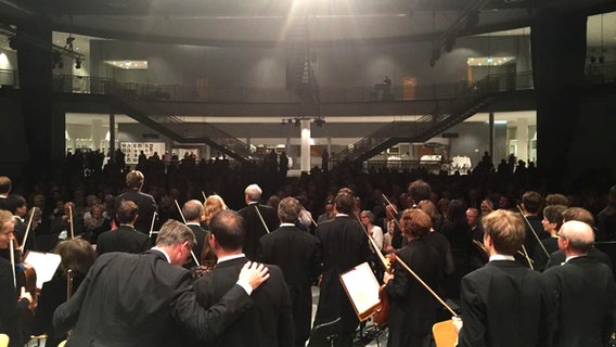 Sicht des Orchesters auf das Publikum im Foyer des MUK Lübeck  