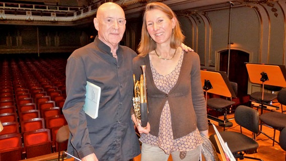 Christoph Eschenbach und Solohornistin Claudia Strenkert in der Hamburger Laeiszhalle. © NDR Sinfonieorchester Foto: Daniel Tomann