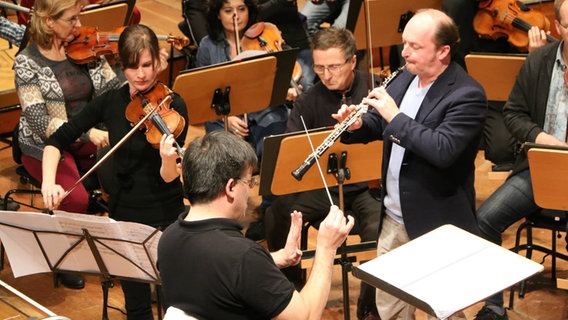 NDR Sinfonieorchester: Probe mit Dirigent mit Alan Gilbert, Lisa Batiashvili (Geige) und Francois Leleux (Oboe). © NDR Sinfonieorchester 