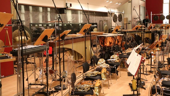 Musikinstrumente liegen im Rolf-Liebermann-Studio bereit für den Einsatz. © NDR Sinfonieorchester 