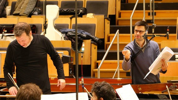 Dirigent Brad Lubman und der Komponist Florent Motsch. © NDR Sinfonieorchester 