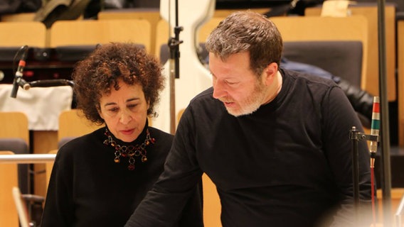 Yaara Tal (Klavier) und der Dirigent Brad Lubman im Gespräch. © NDR Sinfonieorchester 