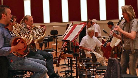 Hinter den Kulissen: Sabine Meyer probt mit den Hornisten. © NDR Sinfonieorchester 