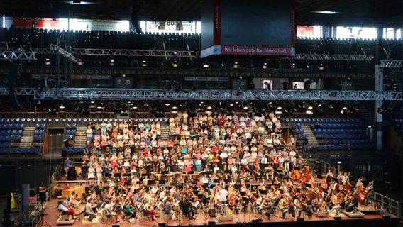 Hinter den Kulissen: Sparkassen-Arena Kiel. © NDR Sinfonieorchester 