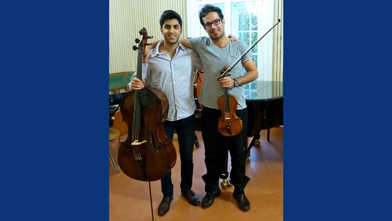 NDR Sinfonieorchester hinter den Kulissen 2014/2015: Cellist Kian Soltani und Marc Bouchkov. © NDR Sinfonieorchester 