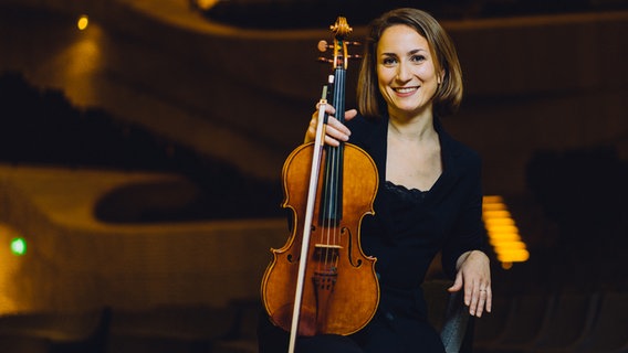 Teresa Schwamm-Biskamp, 1. Solo-Bratschistin des NDR Elbphilharmonie Orchesters © Jewgeni Roppel Foto: Jewgeni Roppel