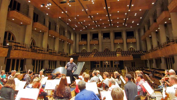 Probenszene: Arvo Volmer leitet die Anspielprobe des NDR Sinfonieorchesters in der Sala São Paulo © NDR SO 