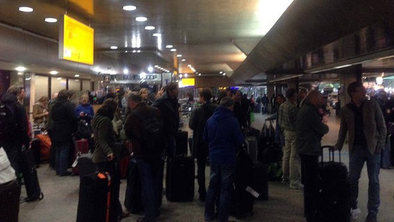 Orchestermusiker mit Koffern auf dem Flughafen São Paulo © NDR SO 