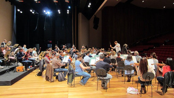 Probenszene auf der Bühne des Auditorio Ibirapuera in São Paulo © NDR SO 