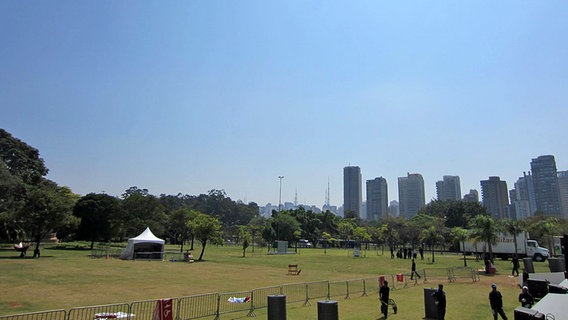 Blick über den Ibirapuera Park. Im Hintergrund die Hochhäuser von São Paulo © NDR SO 