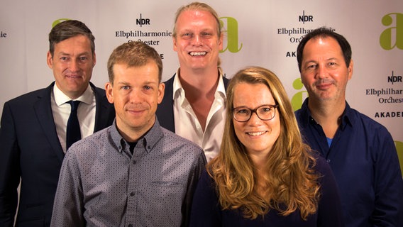 Der Vorstand der Akademie des NDR Sinfonieorchesters: Katharina Kühl, Christoph Rocholl, Hans-Udo Heinzmann, Jens Plücker und Jürgen Franz. Der Vorstand der Akademie des NDR Sinfonieorchesters: Katharina Kühl, Christoph Rocholl, Hans-Udo Heinzmann, Jens Plücker und Jürgen Franz. © Akademie des NDR Sinfonieorchesters