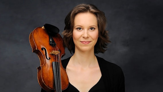 Porträt: Veronika Passin, 2. Geigerin des NDR Elbphilharmonie Orchesters © NDR Foto: Gunter Glücklich