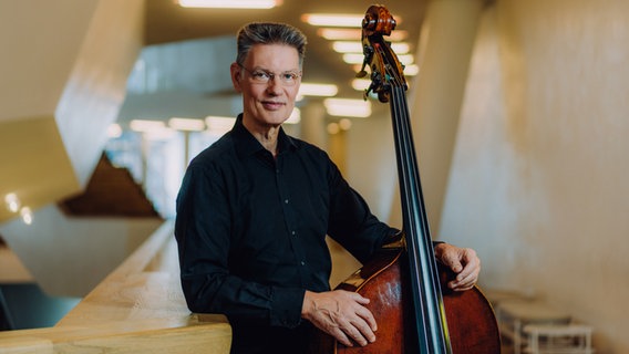 Peter Schmidt, Kontrabassist des NDR Elbphilharmonie Orchesters © NDR, Jewgeni Roppel Foto: Jewgeni Roppel