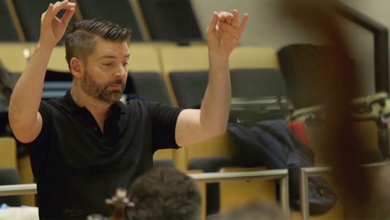 Der Dirigent Matthias Pintscher bei der Probe. © NDR Foto: NDR