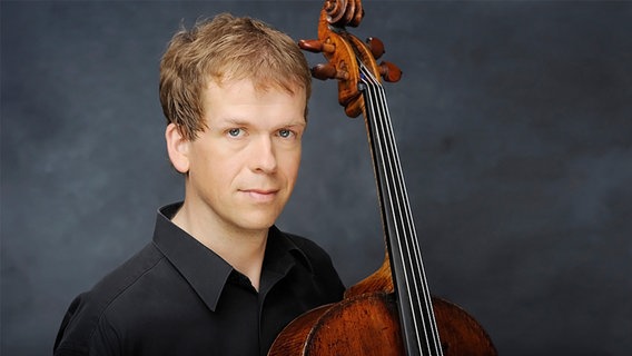 Porträt: Christoph Rocholl, Cellist des NDR Elbphilharmonie Orchesters Porträt: Christoph Rocholl, Cellist des NDR Elbphilharmonie Orchesters © NDR Foto: Gunter Glücklich