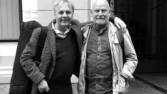 Konzertmeister Roland Greutter und Komponist Pēteris Vasks Arm in Arm in Riga © Roland Greutter 