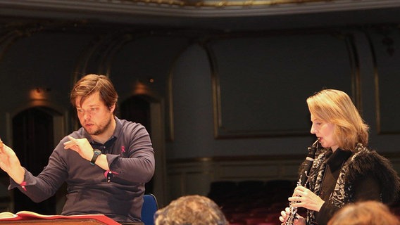Juraj Valčuha und Sabine Meyer während der Probe. © NDR Sinfonieorchester Foto: Tobias Heimann