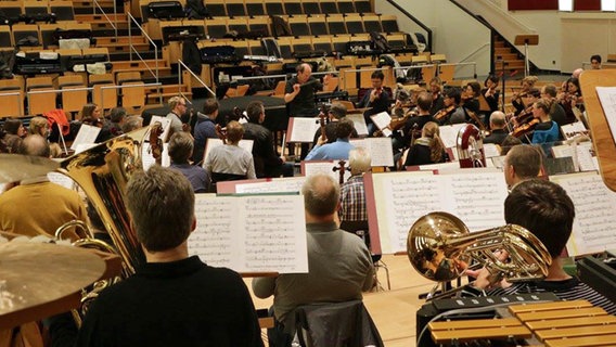 Dirigent Peter Rundel bei der Probe mit dem NDR Sinfonieorchester © NDR Sinfonieorchester Foto: Tobias Heimann