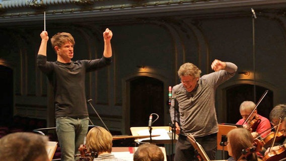 Thomas Hampson (rechts) und Krzysztof Urbański © NDR Sinfonieorchester Foto: Tobias Heimann
