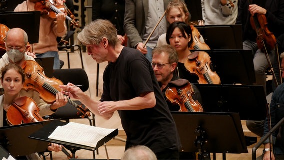 Esa-Pekka Salonen probt mit dem NDR Elbphilharmonie Orchester in der Elbphilharmonie. © NDR Foto: Peer Bothmer