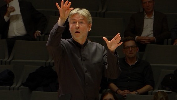 Screenshot: Esa-Pekka Salonen dirigiert das NDR Elbphilhamonie Orchester © NDR Foto: Screenshot