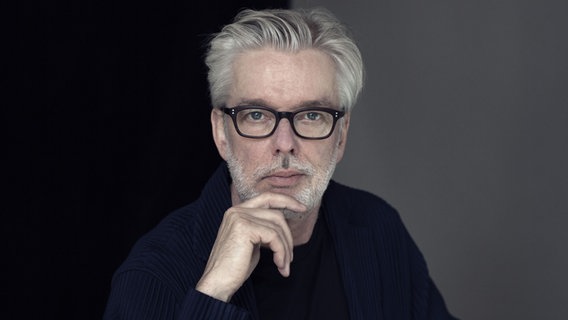 Dirigent Jukka-Pekka Saraste im Porträt © NDR/Felix Broede Foto: Felix Broede