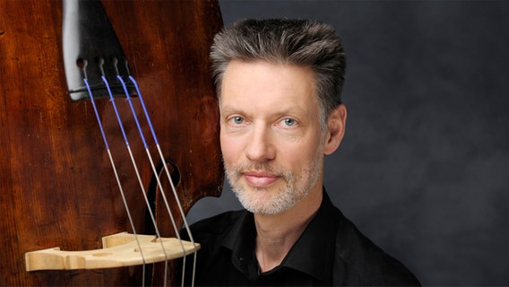 Porträt: Peter Schmidt, Bassist des NDR Elbphilharmonie Orchesters © NDR Foto: Gunter Glücklich