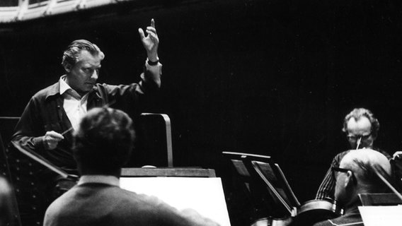 Hans Schmidt-Isserstedt in den ersten Jahren des NWDR Sinfonieorchesters. © NDR 