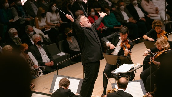 Konzertszene: Alan Gilbert, das NDR Elbphilharmonie Orchester und das NDR Vokalensemble eröffnen gemeinsam das Internationale Musikfest Hamburg 2022 © Elbphilharmonie Foto: Daniel Dittus
