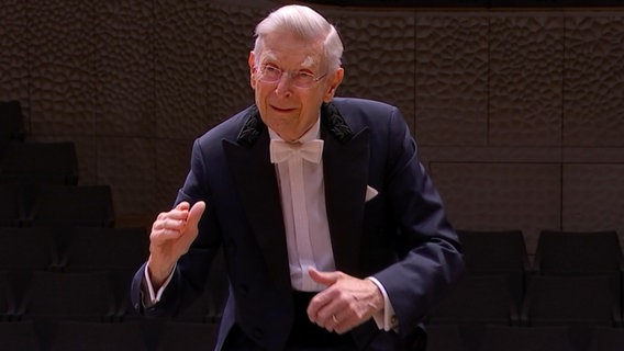 Screenshot: Herbert Blomstedt im Konzert mit dem NDR Elbphilharmonie Orchester (11.12.2020) © NDR Foto: Screenshot