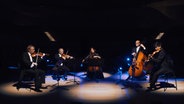Screenshot: Fünf Mitglieder des NDR Elbphilharmonie Orchesters spielen auf der Bühne der Elbphilharmonie Hamburg © NDR Foto: Screenshot