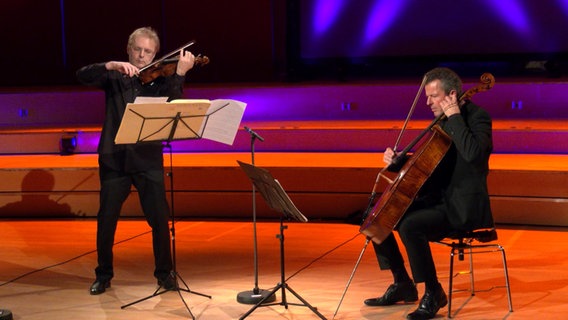 Screenshot: Konzertmeister Roland Greutter und Solo-Cellist Andreas Grünkorn vom NDR Elbphilharmonie Orchester bei einer Kammermusik-Aufnahme im Rolf-Liebermann-Studio des NDR © NDR Foto: Screenshot