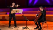 Screenshot: Konzertmeister Roland Greutter und Solo-Cellist Andreas Grünkorn vom NDR Elbphilharmonie Orchester bei einer Kammermusik-Aufnahme im Rolf-Liebermann-Studio des NDR © NDR Foto: Screenshot