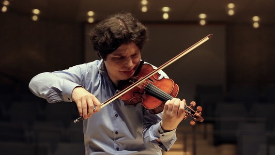 Screenshot: Augustin Hadelich, Violinist und derzeit Associate Artist beim NDR Elbphilharmonie Orchester, während einer Probe © NDR 
