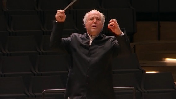 Screenshot: Manfred Honeck im Konzert mit dem NDR Elbphilharmonie Orchester © NDR Foto: Screenshot