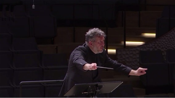 Screenshot: Thomas Adès dirigiert (Konzertszene während des Strawinsky-Festivals des NDR) © NDR Foto: Screenshot