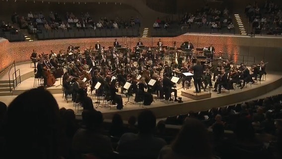 Screenshot: Alan Gilbert und das NDR Elbphilharmonie Orchester beim Eröffnungskonzert der Saison 2021/2022 im Großen Saal der Elbphilharmonie © NDR Foto: Screenshot